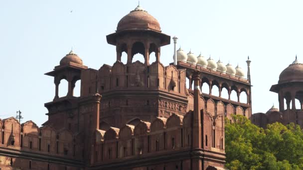 Primer plano de una torre cubierta de cúpula en el fuerte rojo en el viejo Delhi, India — Vídeos de Stock