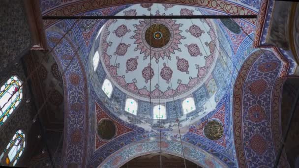 ISTANBUL, TURQUÍA - 21 DE MAYO DE 2019: clip inclinable del interior de la mezquita azul — Vídeos de Stock