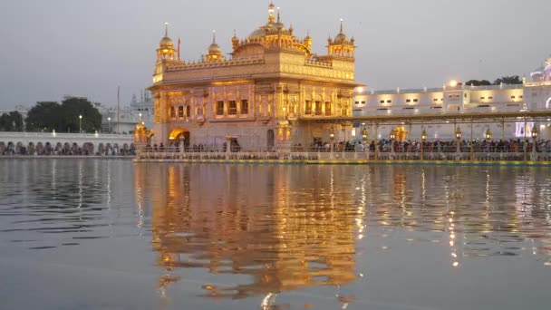 Solnedgång skott av det gyllene templet och dess reflektion i amritsar — Stockvideo