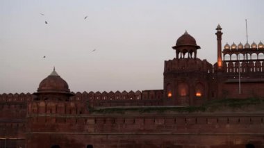 Eski Delhi 'deki Red Fort' taki lahori kapısının alacakaranlık tavası.