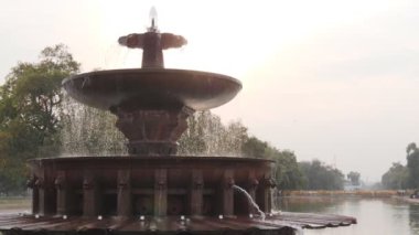New Delhi 'deki Hindistan Kapısı yakınlarındaki bir çeşmenin yavaş çekim klibi.