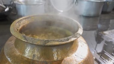 Delhi 'deki Gurudwara Bangla Sahib Sikh Tapınağında bir kap Dahl yemeği.