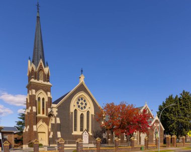 ARMIDALE, AUSTRALYA - 27 Nisan 2021: Armidale 'de bir sonbahar sabahı St. Paul Presbiteryen Kilisesi' nin önünde