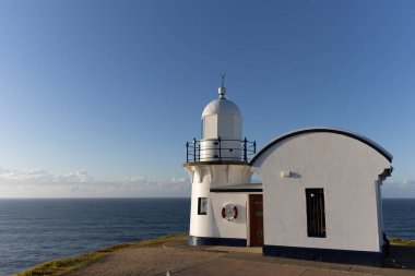 Liman Macquarie 'de bir sonbahar sabahı, deniz fenerinin kapanışı.