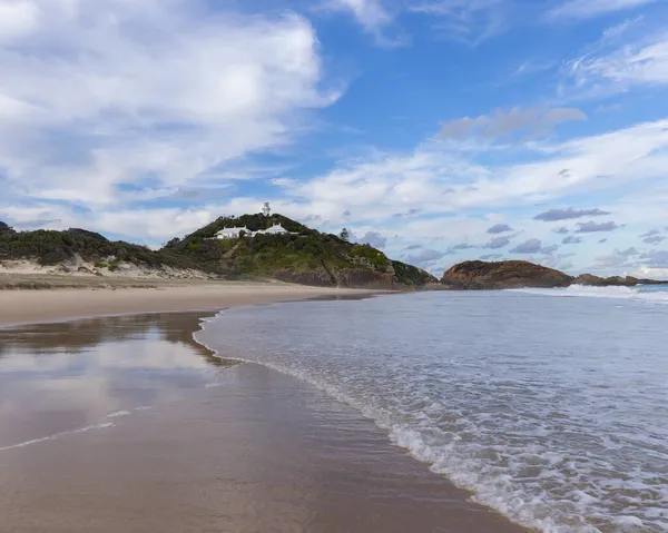Αργά το απόγευμα άποψη του φάρου σημείο sugarloaf από την παραλία στα βράχια σφραγίδα — Φωτογραφία Αρχείου