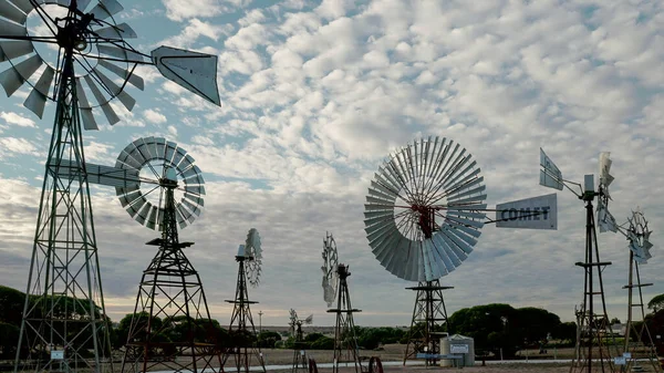 PENONG, AUSTRALIA - 21 MAGGIO 2021: colpo all'alba dei mulini a vento al museo del mulino a vento penong — Foto Stock