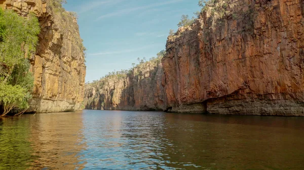 Downstream view of the second gorge cliffs at katherine gorge — Stock Photo, Image