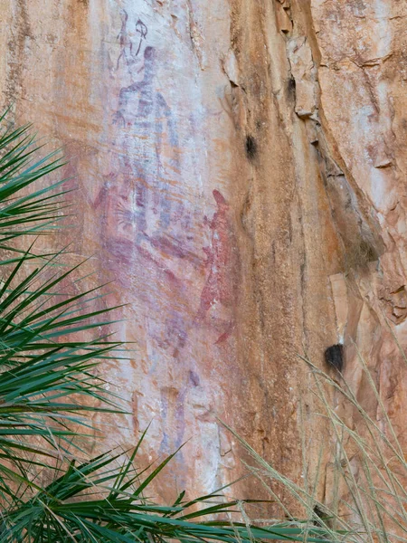 Nízký úhel záběru domorodého rockového umění v nitmiluk rokli, také známý jako Katherine rokle nitmiluk národního parku — Stock fotografie