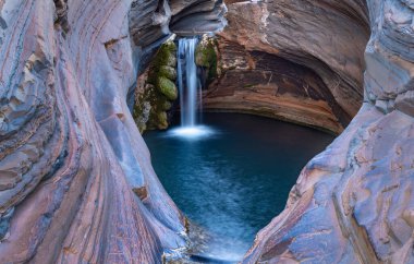 Karijini Ulusal Parkı 'ndaki popüler spa havuzu.