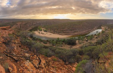 Batı Avustralya 'nın Kalbarri Ulusal Parkı' nda güneş doğarken Murchison Nehri 'nin panoramik görüntüsü.