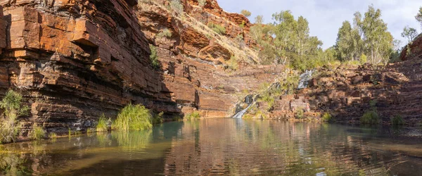 KARIJINI, AUSTRALIA - MAY, 27, 2021: panorama of the natural pool at fortescue falls in karijini national park in wa — Stock Photo, Image