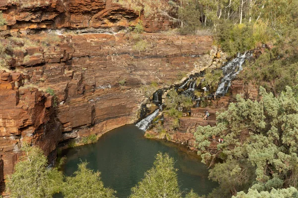 A high angle wide view of fortescue falls at karijini national park in the pilbara region of wa — Stock Photo, Image