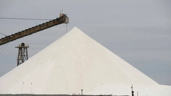 Perto de um estoque de sal em fábricas de sal rio tintos em hedland porto em wa — Fotografia de Stock