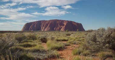 YULARA, AUSTRALIA - 7 Haziran 2021: Kuzey bölgesinin uluru-kata tjuta milli parkında uluru 'nun geniş açılı sabah görüntüsü