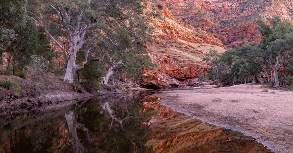 A sunrise panorama in shot of in ormiston gorge in tjoritja-west macdonnell national park of the northern territory — Stock Photo, Image