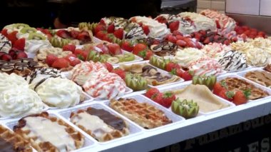 Brusselss, Belçika 'daki bir kafede sergilenen çeşitli taze Belçika wafflelarının yan görüntüsü