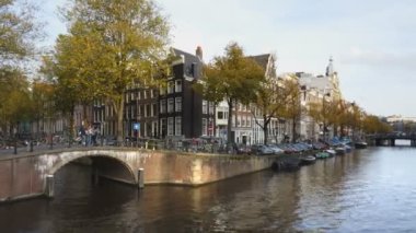 Bir kanal görüntüsü ve Hollanda, Amsterdam 'da bir köprü.