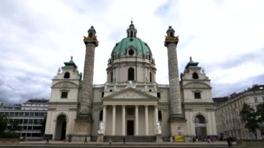 Viyana, Avusturya 'daki St. Charles Kilisesi' nin ön çekimlerini indirin.