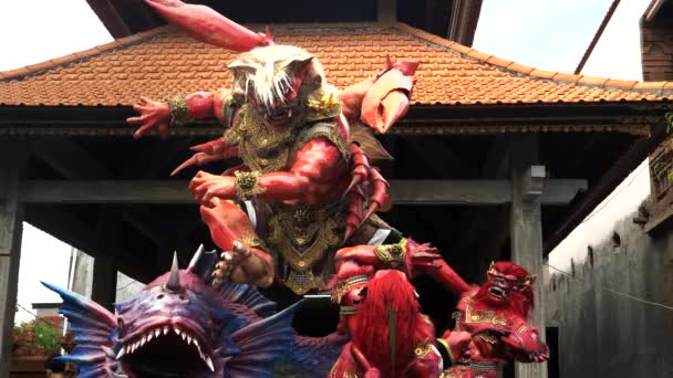 Zbliżenie Skorupiaka Jak Posąg Ogoh Ogoh Ulicach Kuta Bali Indonezja — Wideo stockowe