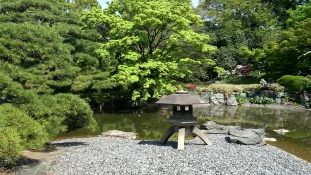 Japońska Kamienna Latarnia Obok Stawu Koi Wschodnim Ogrodzie Pałacu Cesarskiego — Wideo stockowe