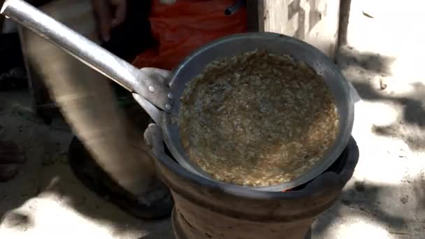 Ένας Πωλητής Τροφίμων Δρόμο Fanning Μια Κουζίνα Μαγείρεμα Kerak Telor — Αρχείο Βίντεο