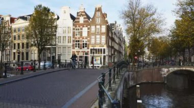 Hollanda, Amsterdam 'da bir kanal köprüsünde yürürken çekilen çok eksenli bir görüntü.