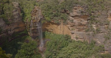 Wenthworth, prenslerden düşüp mavi dağlarda gözcülük yapıyor.