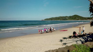 BYRON BAY, AUSTRALYA - NOV 3 2021: Nippers Kuzey NSW, Avustralya 'daki Byron Körfezi' nin ana plajında yaşam kurtarıcı eğitimi alıyor.