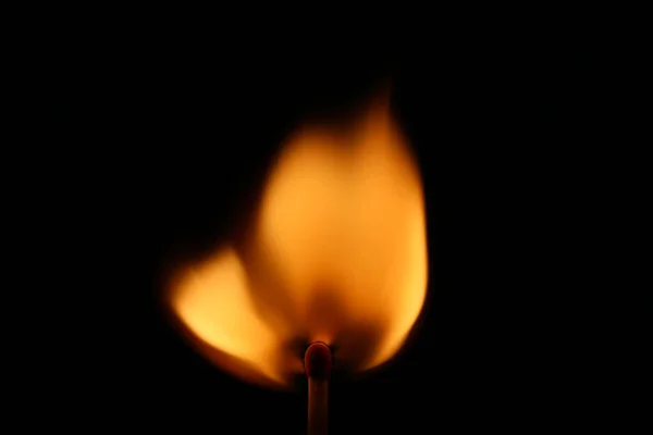 火柴用橙色的火焰燃烧并产生热量的火柴 — 图库照片