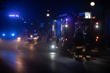 İtfaiye, küçük bir kasabada yangın ihbarı yaptı.