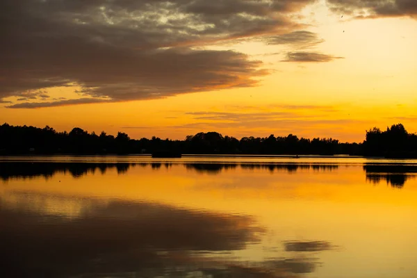 Ηλιοβασίλεμα Στη Λίμνη Στην Όμορφη Πολωνία — Φωτογραφία Αρχείου