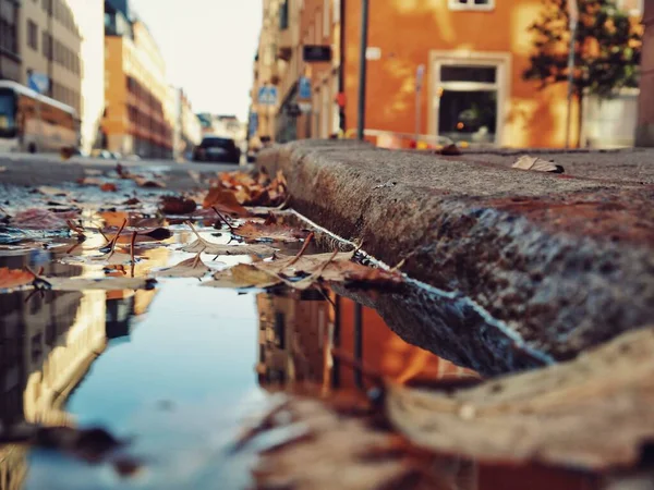 Pfütze Auf Der Straße Der Stadt Herbst — Stockfoto