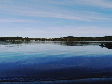 Gün boyunca bir gölün manzarası 