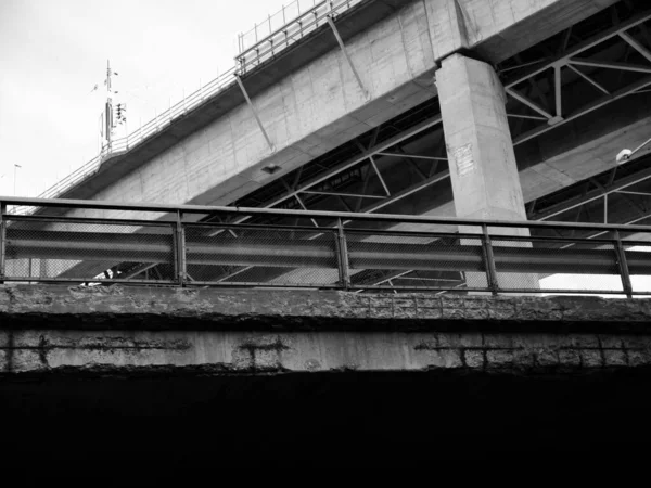 Низкий Угол Обзора Мостов Черно Белом Цвете — стоковое фото