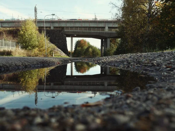 Puddle Voor Een Brug Overdag — Stockfoto