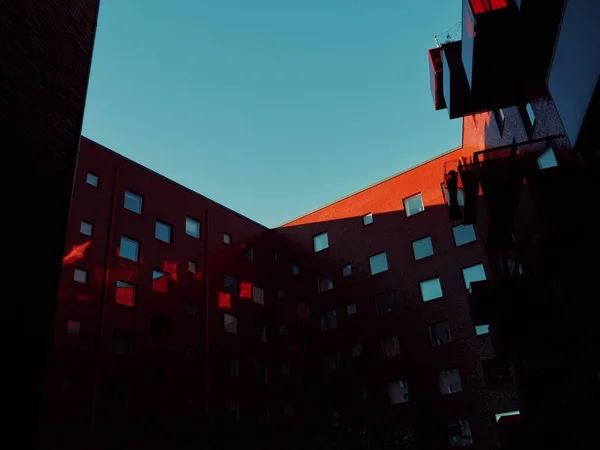Vista Angolo Basso Edificio Moderno Rosso Contro Cielo Limpido — Foto Stock