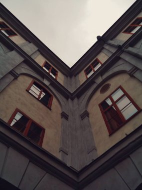 Gökyüzüne karşı inşa etmenin düşük açılı görüntüsü