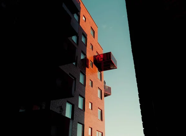 Χαμηλή Γωνία Άποψη Του Κόκκινου Κτιρίου Κατά Του Ουρανού — Φωτογραφία Αρχείου