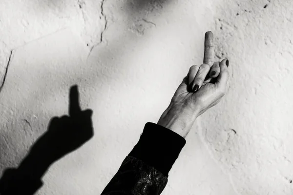 Χέρι Γυναικεία Χειρονομίες Στον Τοίχο — Φωτογραφία Αρχείου