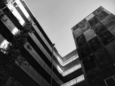 Siyah beyaz modern binanın düşük açılı görüntüsü 