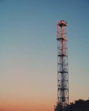Gün batımında radyo direğinin düşük açılı görüntüsü