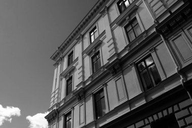 Siyah beyaz eski binanın düşük açılı görüntüsü 