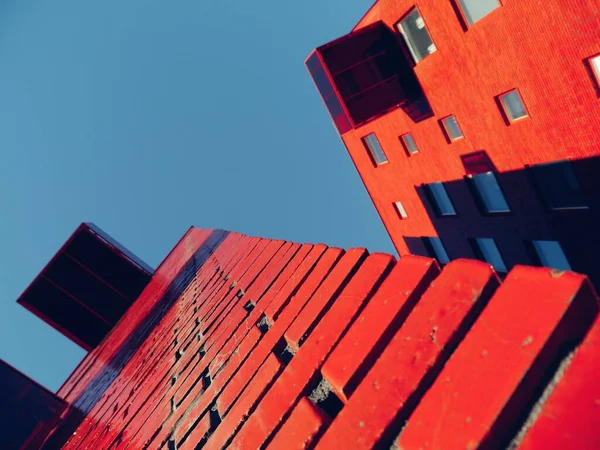 Niski Kąt Widzenia Nowoczesny Czerwony Budynek Przed Czystym Niebem — Zdjęcie stockowe