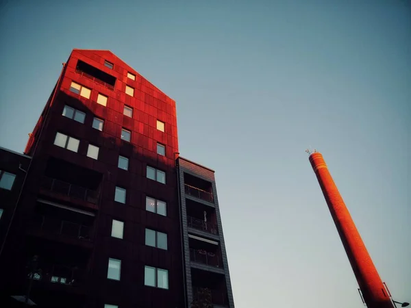 Vista Angolo Basso Alto Edificio Rosso Contro Cielo — Foto Stock