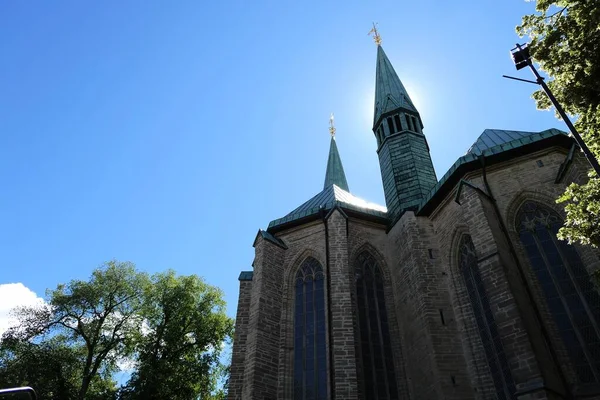 Pandangan Sudut Rendah Gereja Tua Terhadap Langit — Stok Foto