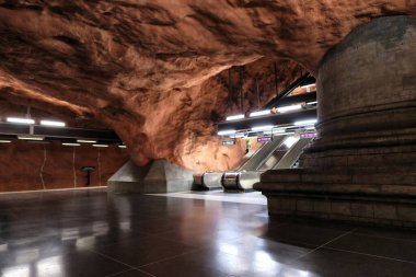 Stockholm metro istasyonunda yürüyen merdiven. 