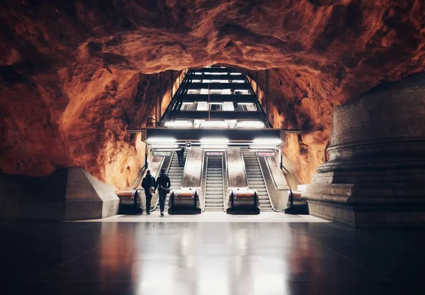 Oigenkännliga Personer Rulltrappor Tunnelbanestation — Stockfoto