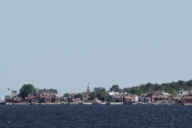 Ada üzerinde küçük bir kasabayla deniz manzarası 