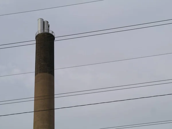 Baixo Ângulo Cabos Elétricos Frente Chaminé Industrial — Fotografia de Stock