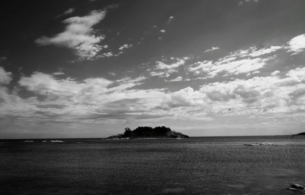 Eine Gruppe Wolken Himmel Über Der Insel — Stockfoto